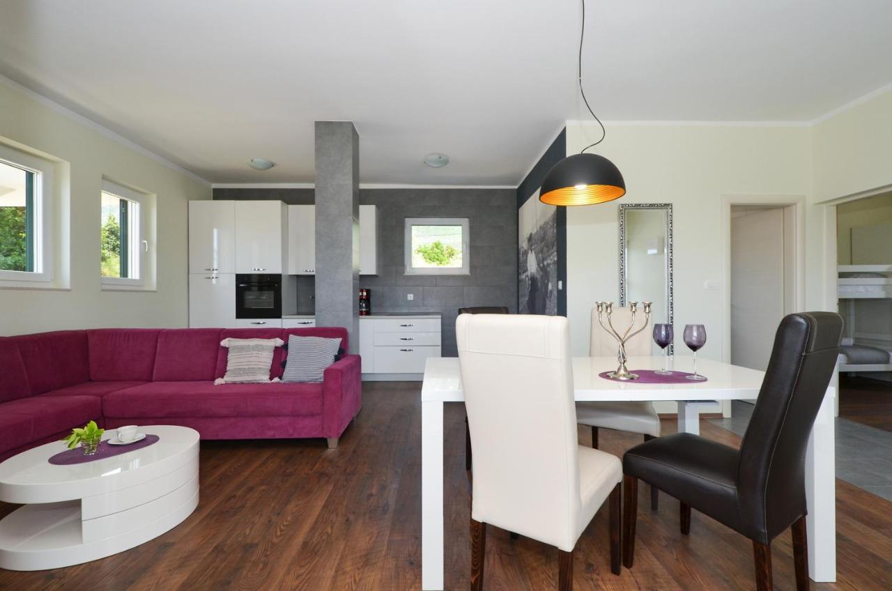Holiday Home Nevera Каштела Екстер'єр фото