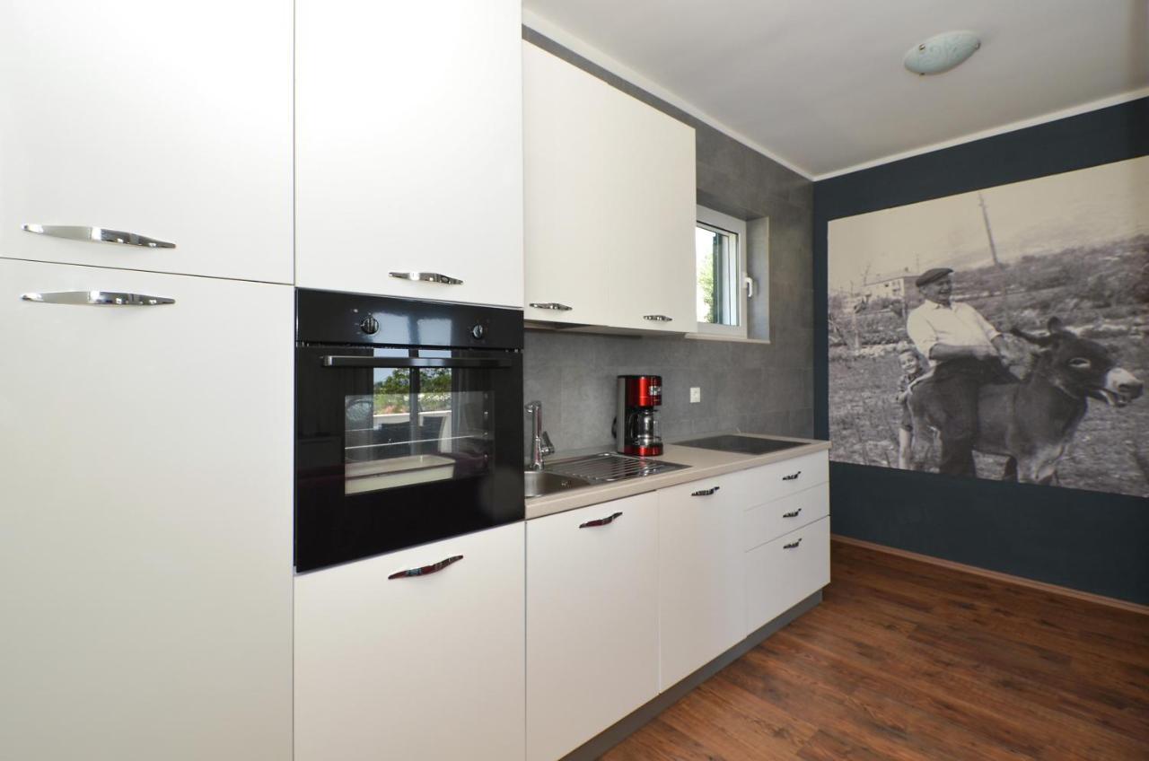 Holiday Home Nevera Каштела Екстер'єр фото
